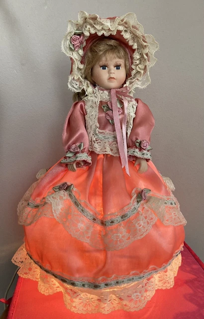 Poupée en porcelaine des années 1950 - France Poupée en porcelaine des années 1950 - France