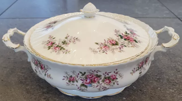 ROYAL ALBERT LAVENDER ROSE BONE CHINA SERVING DISH / TUREEN from 1961