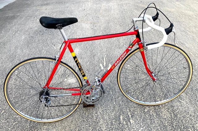 Vélo Course Raleigh Gran Sport – 1978 – Couleurs Racing Team – 28″ – Acier – 14v