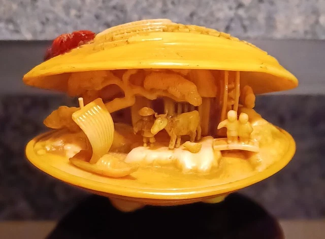 Vintage Celluloid  Diorama Clam Shell Made In Occupied Japan