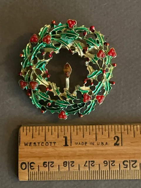Vintage Goldtone Painted Christmas Holly W/ Candle Wreath Pin Brooch (1-31,12)