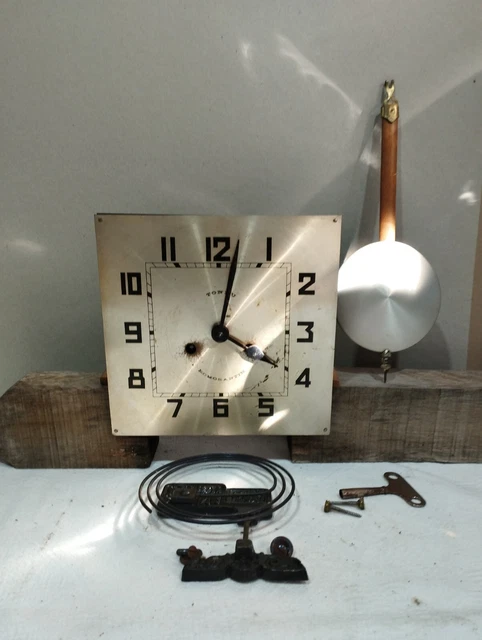 MECANISMO DE RELOJ antiguo con su fachada gong péndulo llave