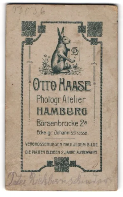 Fotografie Otto Haase, Hamburg. Börsenbrücke 2a, Hase hält Schild mit Fotografe