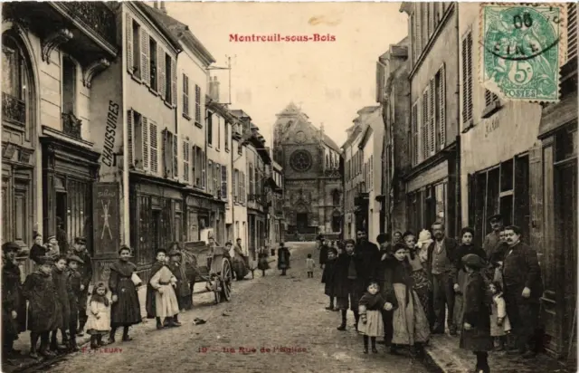 CPA MONTREUIL-sous-BOIS La Rue de l'Eglise. (509597)