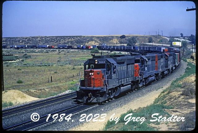SSW / Cotton Belt #7642 leads 3 EMD GP40-2s and an SD45 at Nicklin, CA (1984)