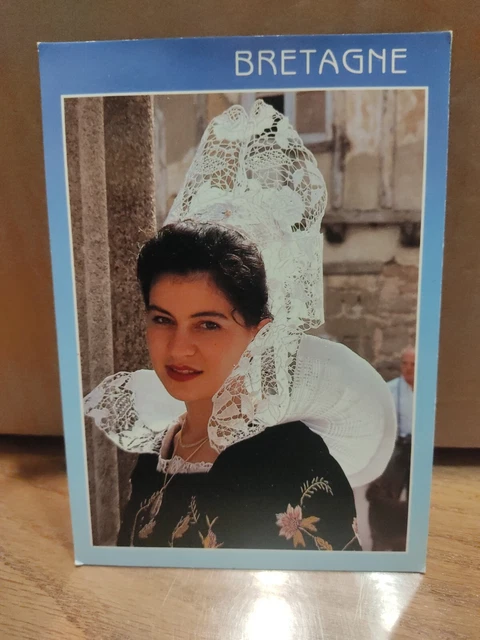 Cpm- Jeune Fille En Costume Folklorique - Bretagne