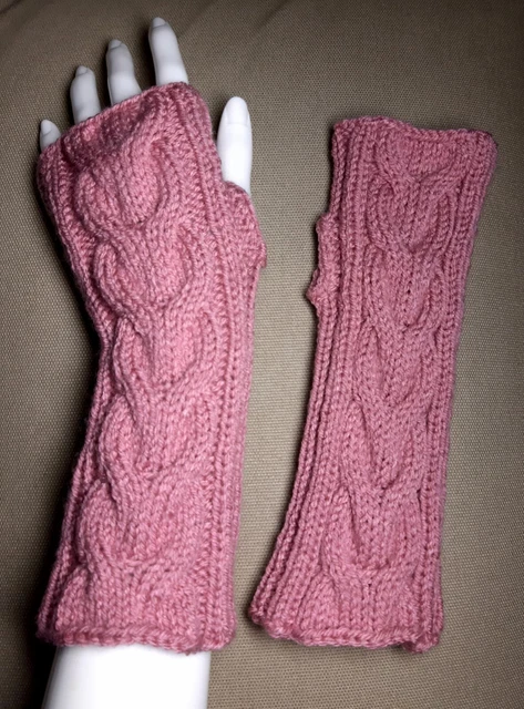 Armstulpen Pulswärmer Daumenloch handgestrickt Zopfmuster Altrosa 23 cm