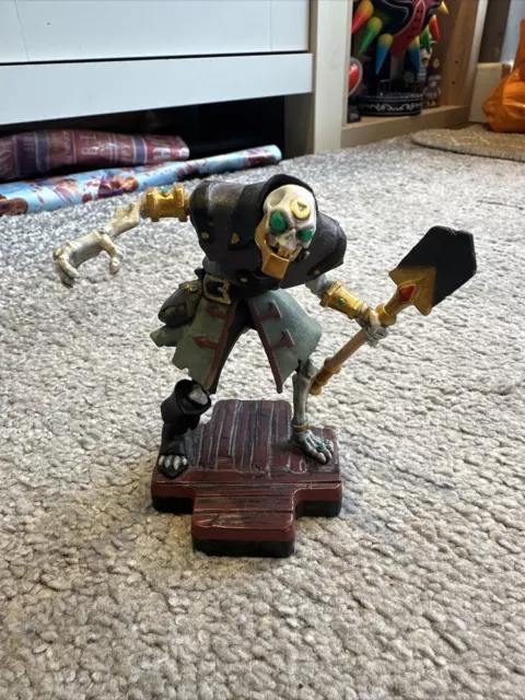 Totaku Collection Sea of Thieves Gold Hoarder Figure, Video Game ThinkGeek