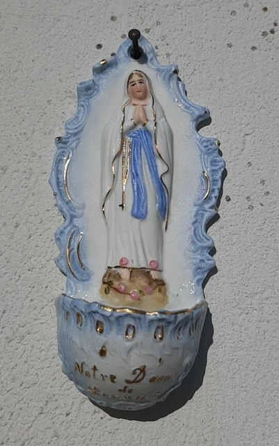 Bénitier De Chevet Ancien – Porcelaine Polychrome Et Dorée, Orné D’une Vierge En Biscuit, France