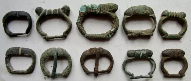 Lot 10 petites boucles de ceinture, en bronze époque du 13é au 15é Siècle 45 gr