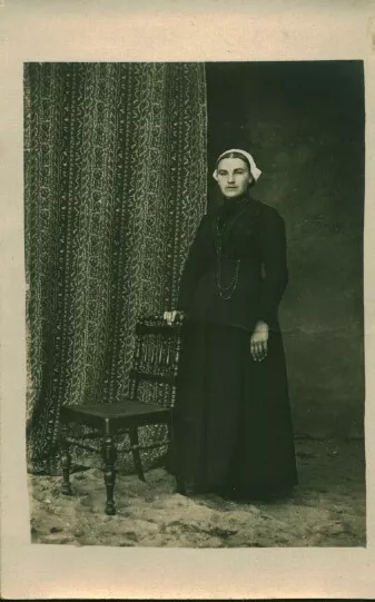 Carte photo ancienne maraichine costume et coiffe pause en studio Vendée