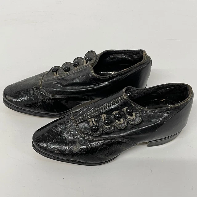 Stivali antichi vittoriani in pelle verniciata con bottoni per bambini c1890 non indossati