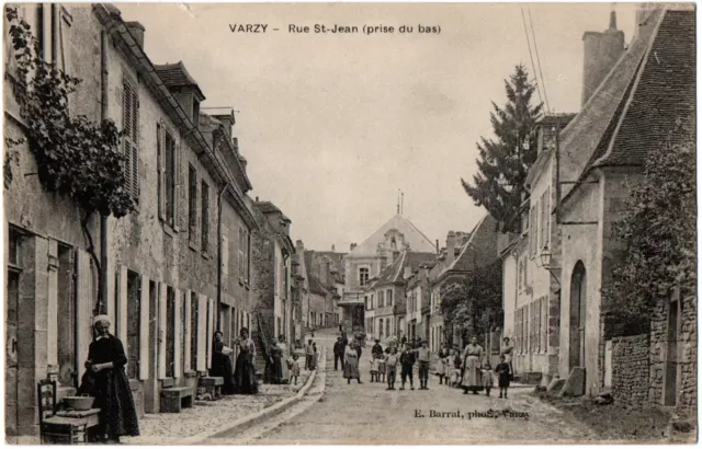 CPA 58 - VARZY (Nièvre) - Rue St-Jean (prise du bas) - E. Barrat, Phot (animée)