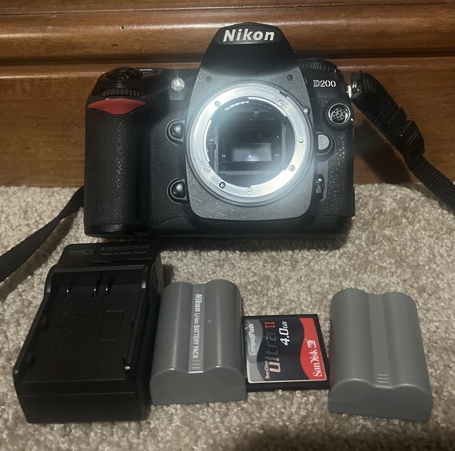 Nikon D200 10.2 MP Digital SLR Camera + Battery + Charger + CFCard 27848