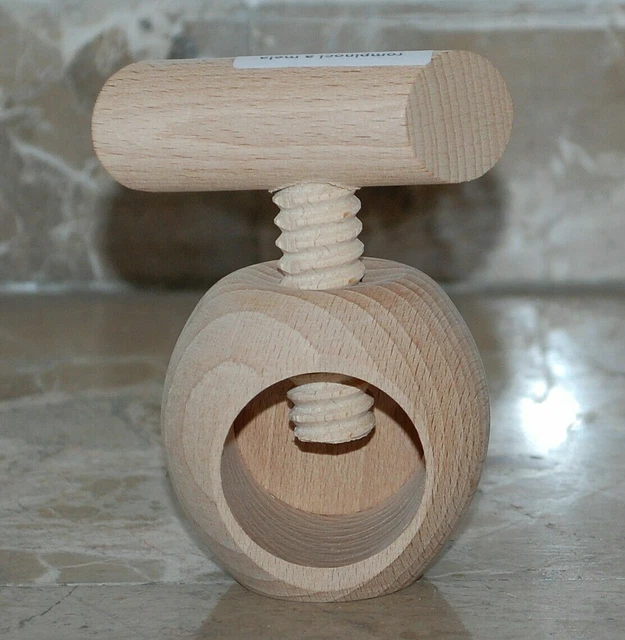 Schiaccianoci-Schiaccia-Noci-A-Vite-In-Legno-Naturale.webp