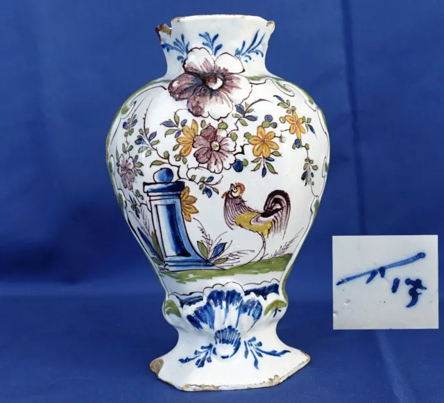 DELFT - Vase en Faïence Peinte Décor  Coq Fleurs et Rocaille du XVIIème siècle