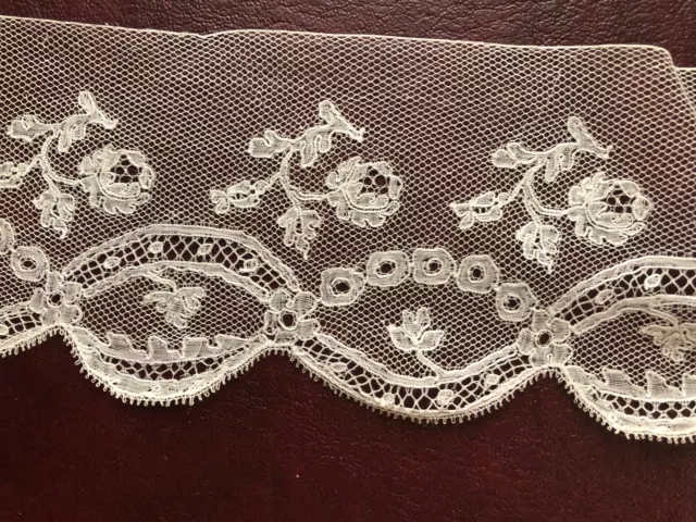 Mechlin bobbin lace border length - pretty floral and scallop design collector