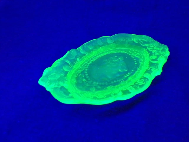 GREEN VASELINE CAMEO LADY  RING OR  DRESSER DISH    (( ID-08mju5 ))