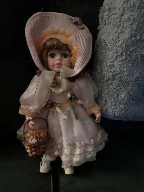 Ancienne Poupée En Porcelaine - Robe Rose yeux bleus panier Marguerite