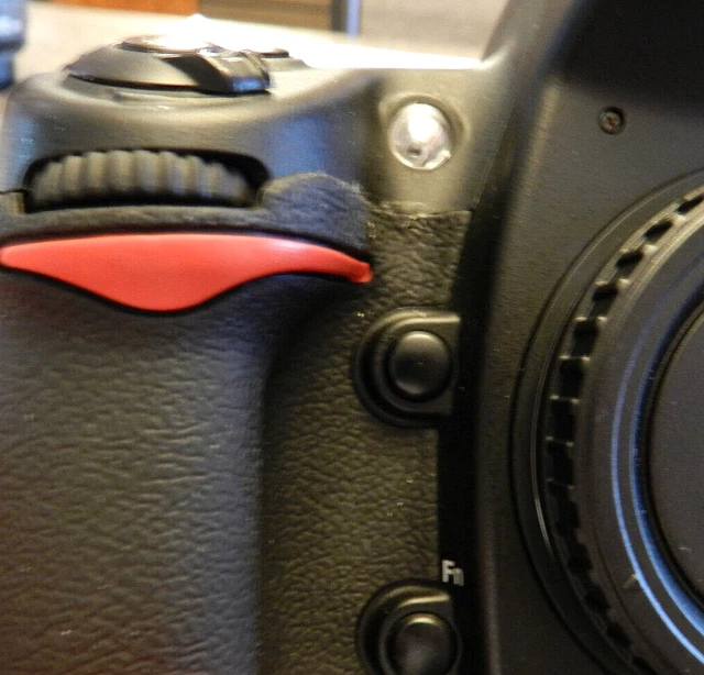 Nikon D700 12.1 MP Digital SLR Camera - Body and Charger 113k clicks 3