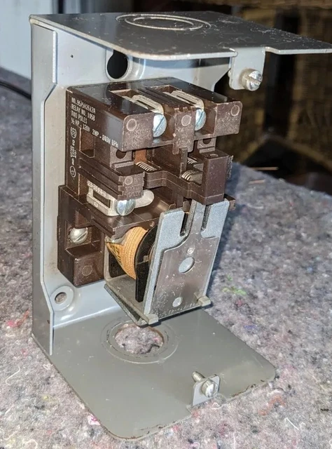 Cutler Hammer 9575H2612A Relay No. 1058 Two Poles 1/2 HP, 120v 2HP-240V 1 HP