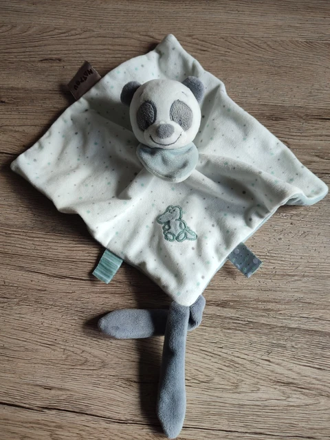 Doudou panda plat Nattou blanc gris vert crocodile brodé attaché tétine bandana