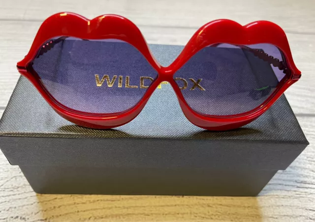 WildFox Red Lip Service Chunky Sunglasses Frames Gold Logo Gradient Lens Sexy