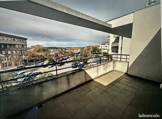 T 1  31 m2 + terrasse 10 m2 Segond et dernier étage avec ascenseur/ PK possible