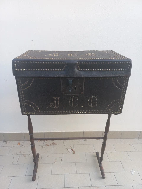 Baule da viaggio in legno rivestito In cuoio borchiato epoca 700