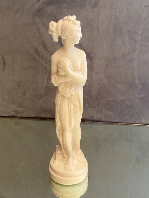 Sculpture en albâtre à la femme à l'Antique signée A. Santini