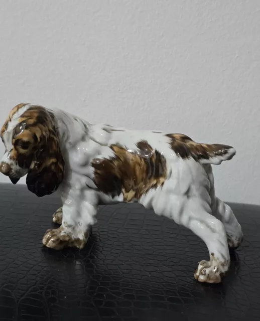 ESCULTURA DE PORCELANA / "PERRO;  SPANIEL"  FIRMADA: C. Martinu