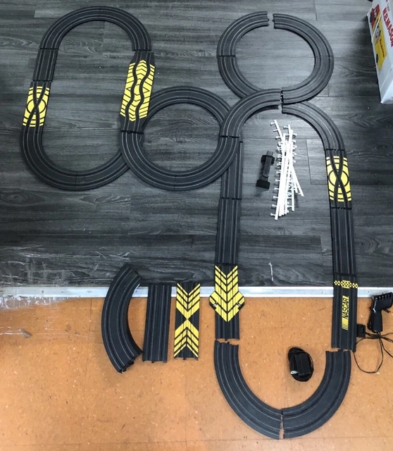 VINTAGE LIFELIKE RACING Nascar 500 Slot Track. Missing cars and 5