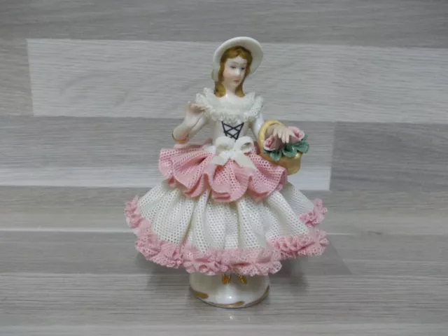 Retro Niedliche Porzellan Figur Frau mit Korb - Tüll Spitze, D Original Germany