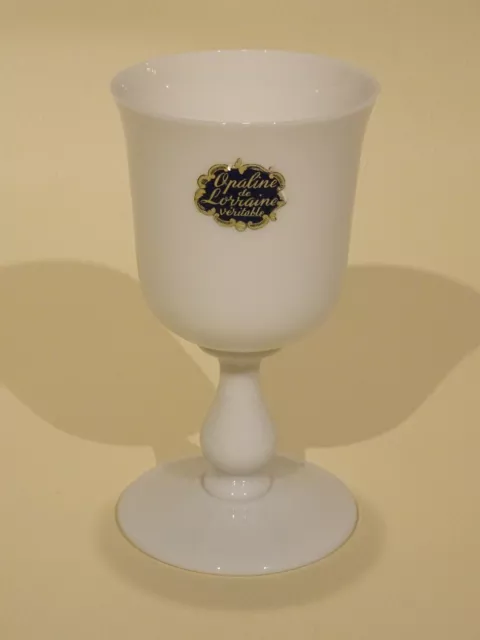 Ancien grand verre à pied en opaline blanche   ht 16,9 cm  vintage