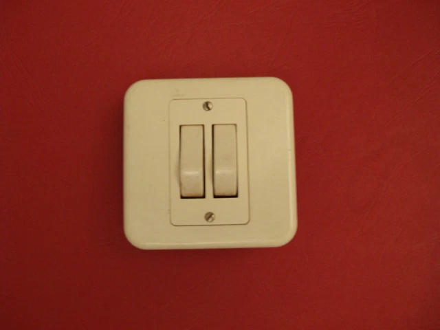 Interrupteur Legrand Chambord Railux – Double Va-et-vient – Gris Clair + Chrome
