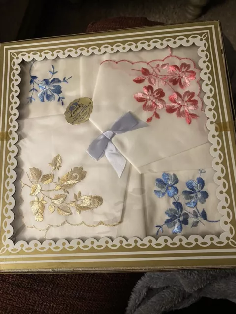 Vintage Boxed Ladies Handkerchiefs Made in Switzerland Cotton Embroidered (3)