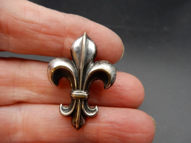 BROCHE ANCIENNE EN Métal argenté Fleur de Lys Royauté Symbole bijou ancien 3 cm