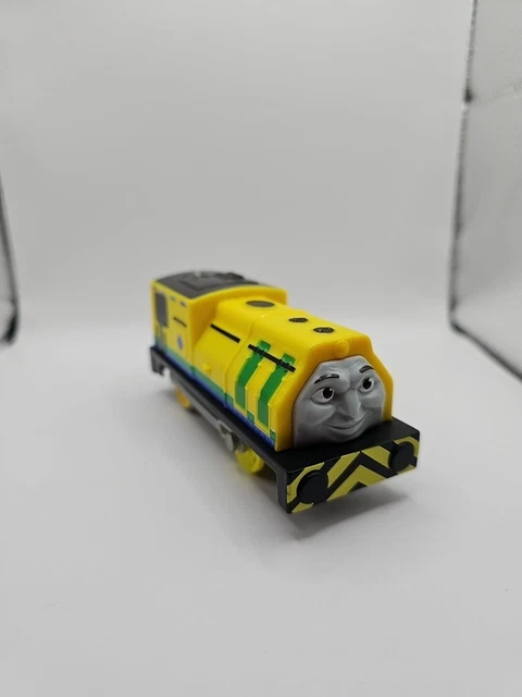 MATTEL TRACKMASTER THOMAS the Tank Engine Motorised Train with 2 Trucks ...