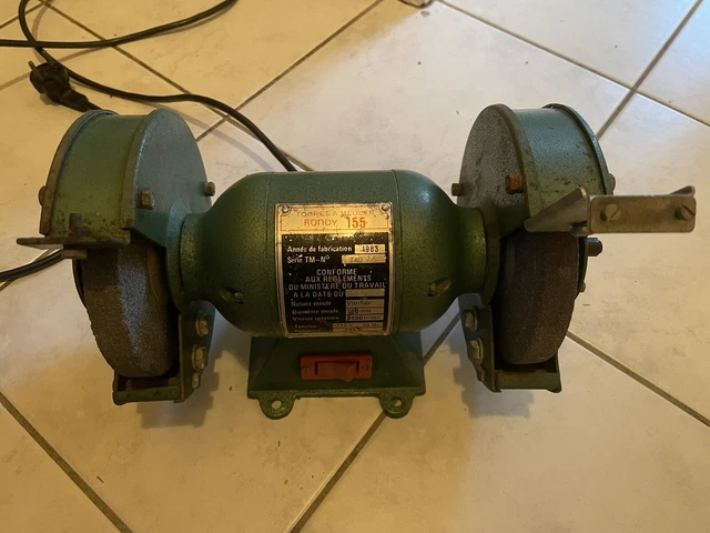 Touret à meuler MONI 155 en excellent état fonctionnel avec 2 meules neuves.