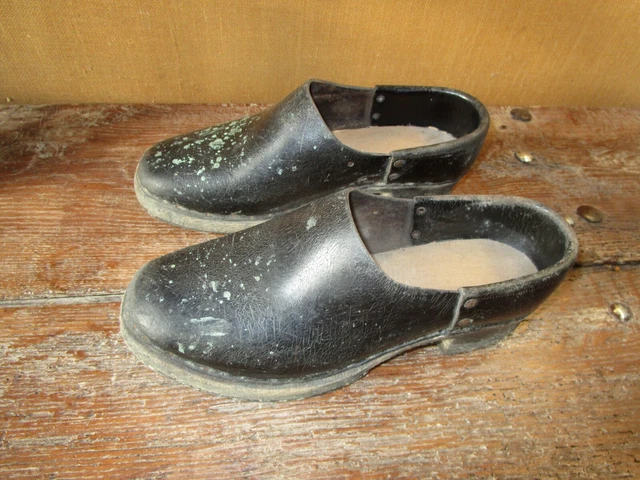 2 Paires De Sabots Anciens, Bois Et Cuir, Taille XXL, Fabrication Française, Folklore