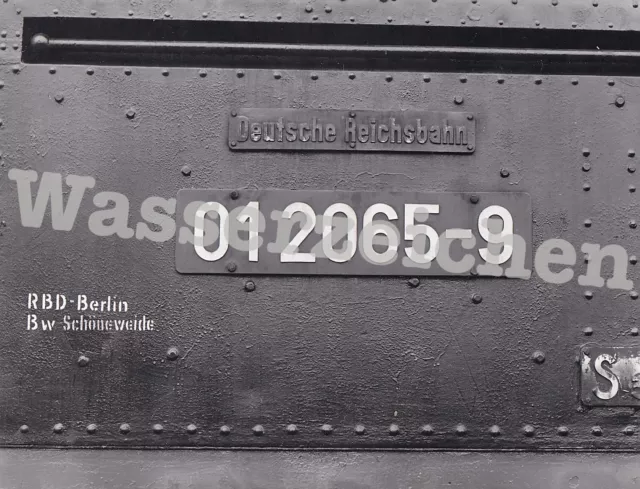 Orig. Foto Schild Lok Nr. 01 2065-9 der DR Bw Berlin-Schöneweide 1971 (AN409)