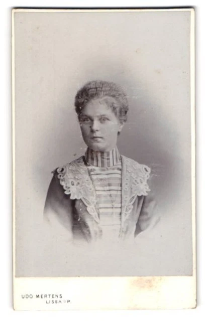 Fotografie Udo Mertens, Lissa, Promenade, Junge Frau in gestreiftem Kleid mit S