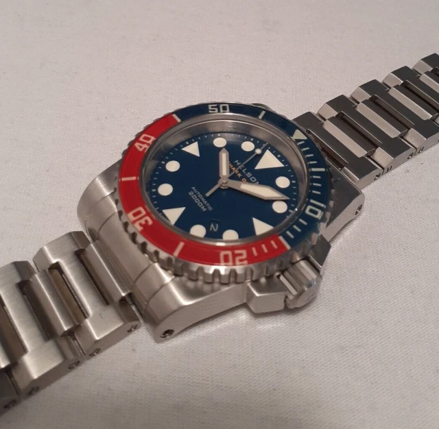 Helson shark deals diver 2000m