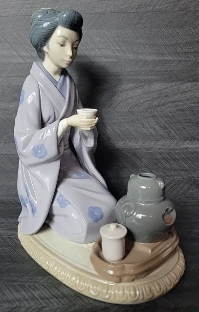 1981 LLadro 5122 August Moon Geisha Japanese Girl Serving Tea Ceremony Figurine