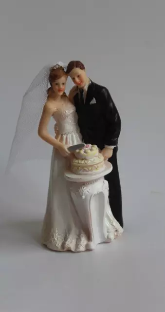 Hochzeitspaar Brautpaar mit Torte Tischdeko Tortenaufsatz Hochzeit  Deko