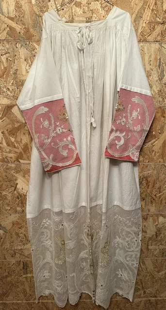 Splendido Camice Sacerdotale Con Balza Di Pizzo Ricamato A Mano Bianco E Oro