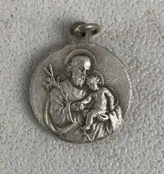 Jolie ancienne médaille pendentif religieux en aluminium ?