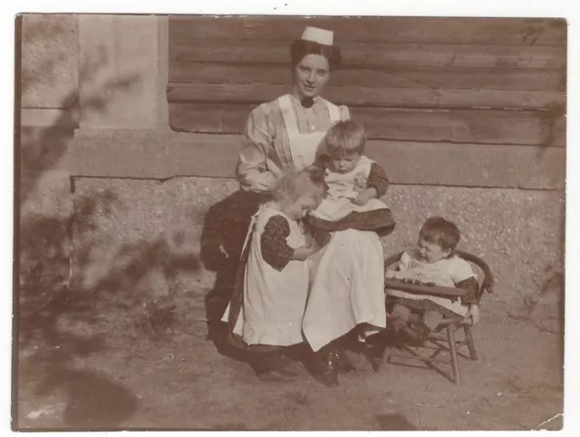 10/657 FOTO KRANKENSCHWESTER   SPIELENDE KINDER BERUF  - sehr altes Foto