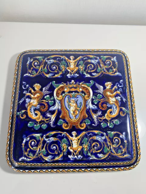 Superbe dessous de plat en faience signé Gien décor Renaissance