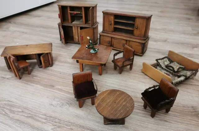 Alte Puppenstuben Möbel aus Holz, Stühle, Schreibtisch, Bett, Schränke, Tische